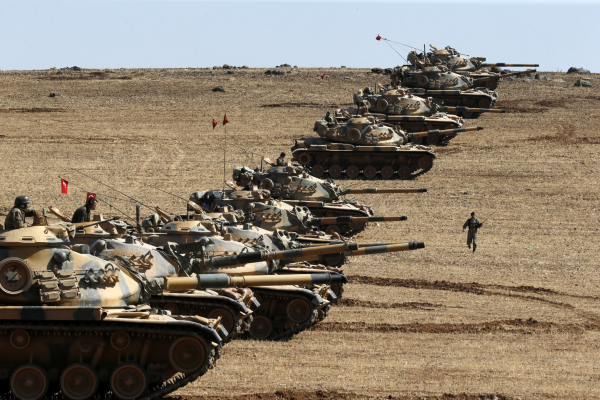 Турецкие военнослужащие покидают лагерь в Ираке