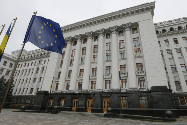 Украинский политолог призвал снять все флаги ЕС с киевских госучреждений