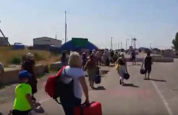 Украинцы устроили забег на границе с Крымом, соревнуясь, кто быстрее попадет на отдых