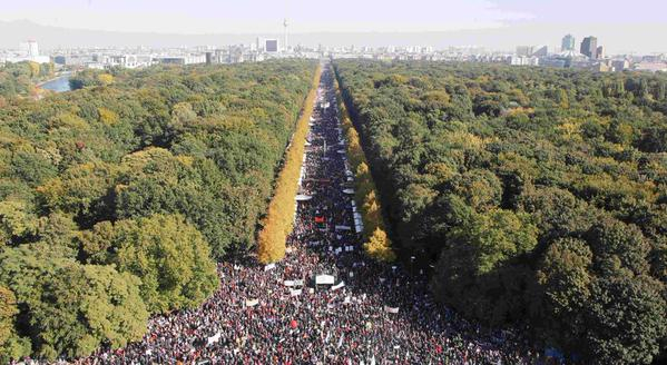В Берлине против свободной торговли с США выступили 250 тысяч человек
