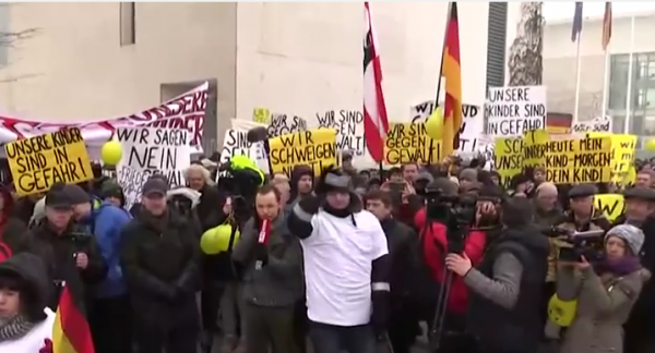 В Берлине представители русского сообщества провели митинг против Меркель