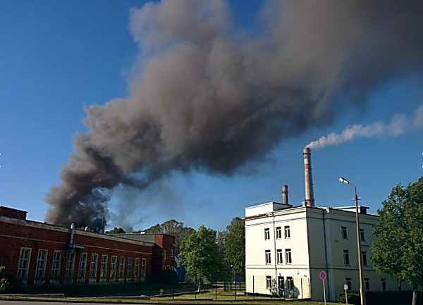 В Эстонии загорелся завод, есть угроза химического заражения