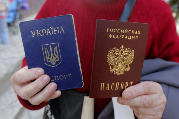 В Крыму начинают отбирать российские паспорта