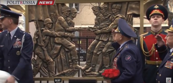 В Москве открыт памятник в честь встречи советских и американских солдат на Эльбе