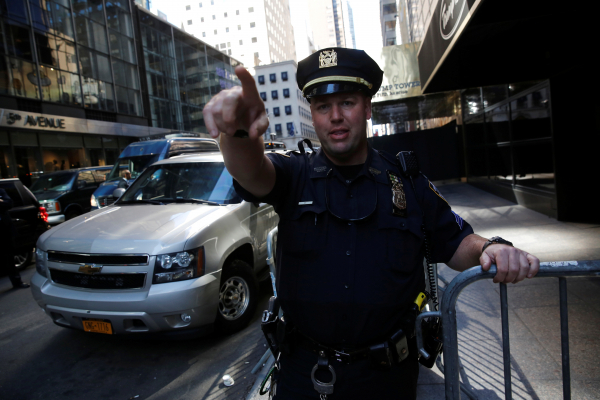 В Нью-Йорке полицейский застрелил напавшую на него пенсионерку