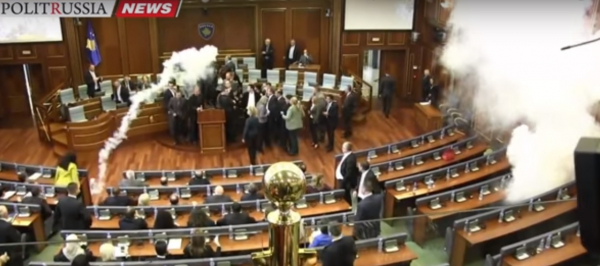 В парламенте Косово оппозиция второй раз за месяц распыляет слезоточивый газ