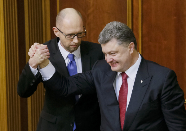 "В погоне за обещаниями" - Порошенко и Яценюк забыли согласовать сроки обещанных улучшений «социалки»