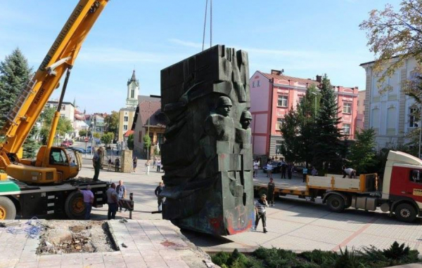 В Польше снесли памятники благодарности Красной Армии за победу над фашизмом