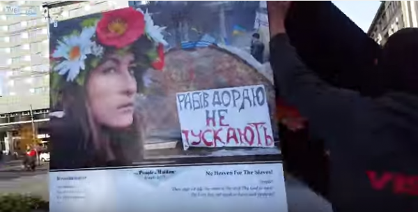 В Риге опять напали на посвященную героям майдана выставку В Риге опять напали на посвященную героям майдана выставку