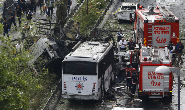 В Стамбуле рядом с автобусной остановкой прогремел взрыв, есть погибшие