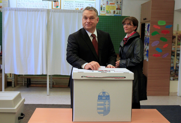 Венгерский премьер считает итоги референдума по квотам ЕС на беженцев выдающимися 