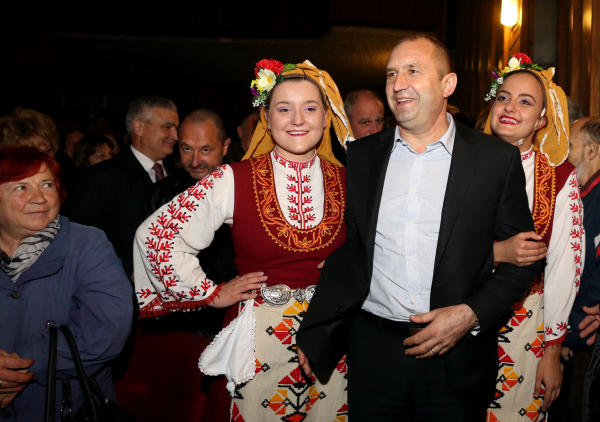 "Ветер перемен" - первый тур выборов в Болгарии выиграл пророссийский кандидат