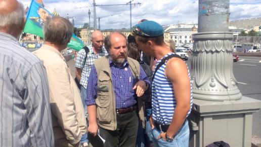 Ветераны ВДВ не разошлись с либеральными активистами на Москворецком мосту