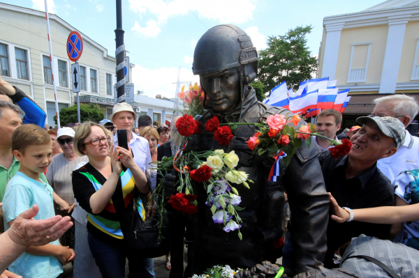"Viva Crimea!" - итальянцы начали визит в Крым с фото у памятника "Вежливым людям"