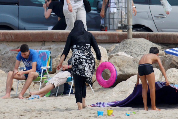 Власти французских городов возмутило решение Парижа по мусульманским купальникам