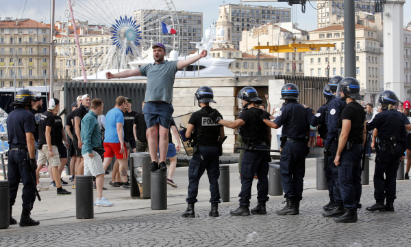 Во Франции трёх российских болельщиков приговорили к тюремным срокам