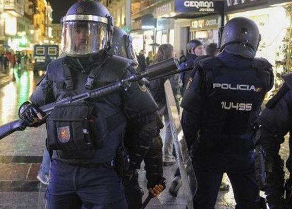 Взбунтовавшиеся мигранты ранили пятерых испанских полицейских
