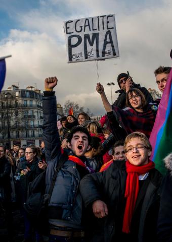 Франция деградирует: геи, карикатуры и распад морали