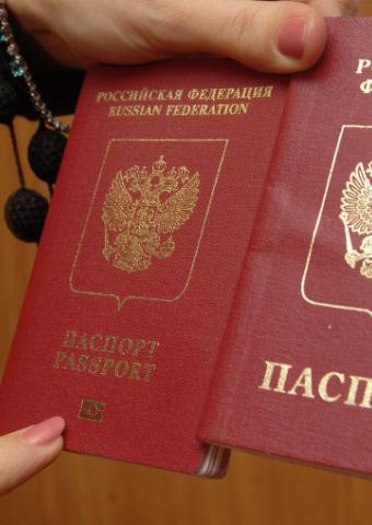 Второй загранпаспорт позволит съездить в Крым и избежать санкций