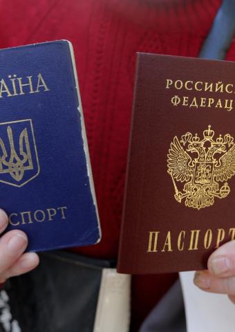 В Крыму начинают отбирать российские паспорта