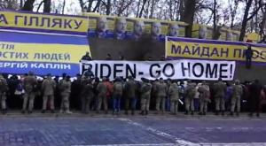Более тысячи киевлян встретили кортеж Байдена плакатами "Go home!"