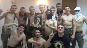 Бойцы «Азова» выложили в Сеть групповое фото с портретом Гитлера