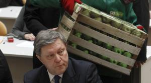 "Да здравствует хамон!" - "Яблоко" обещает вернуть в РФ санкционные продукты