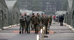 Двое россиян подняли флаг Победы над крупнейшей базой НАТО в Прибалтике