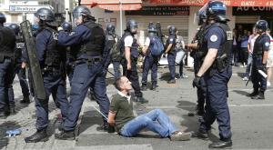 Французская полиция с автоматами ворвалась к российским фанам, но никого не задержала