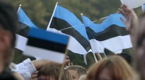 "Край пропасти" - в Таллине выставили 10 тысяч бутылок молока, требуя отмены санкций