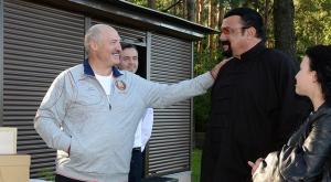 Лукашенко накормил Стивена Сигала морковкой с грядки