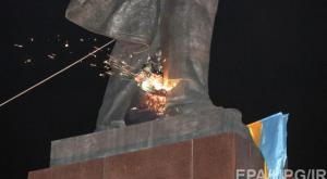 МВД Украины возбудило дело по факту сноса трех советских памятников