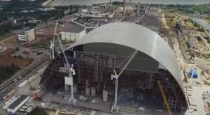 Над руинами Чернобыльской АЭС продолжается строительство крупнейшего в мире саркофага