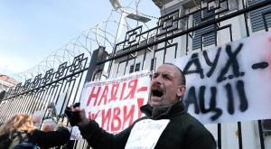 Неизвестные забросали посольство РФ в Киеве бутылками с "коктейлем Молотова"