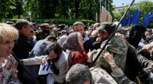 Неонацисты из "Азова" хвастаются в соцсетях "трофеями", добытыми в День Победы