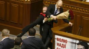 Особенности украинских дебатов - нардеп ухватил Яценюка за причинное место