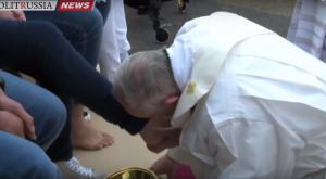 Папа Римский в Великий четверг омыл и поцеловал ноги мигрантов