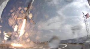 Первая ступень Falcon 9 опрокинулась при посадке на морскую платформу