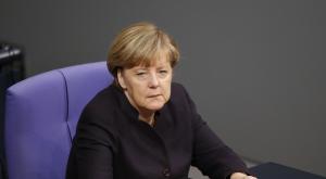 Politico: Меркель сидит на "нескольких бомбах замедленного действия"