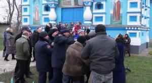 «Правый сектор» влез в конфликт прихожан из-за церкви на Украине