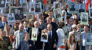 Путин с портретом отца-фронтовика принял участие в акции "Бессмертный полк"