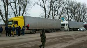 Российская фура прорвалась через блокпост в Конотопе, чуть не сбив националиста