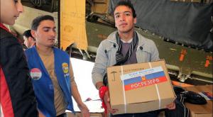 Российские военные помогают распространять гуманитарную помощь в Сирии