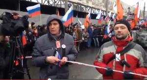 С журналиста пытались снять георгиевскую ленту на шествии памяти Немцова (видео)