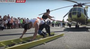 Сильнейшая женщина России Оксана Кошелева протащила вертолет Ми-8