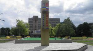 СМИ: в Харькове демонтировали памятник дружбе Украины и РФ