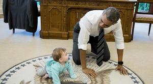 Соцсети удивили фото Обамы, ползающего по ковру с ребенком Псаки