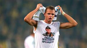 УЕФА открыл дело против футболиста "Локомотива" за футболку с портретом Путина