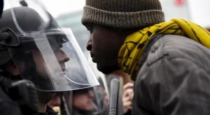 В Балтиморе мирная акция переросла в уличные бои с полицией