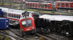 В Германии поезд врезался в грузовик с навозом, двое погибших 